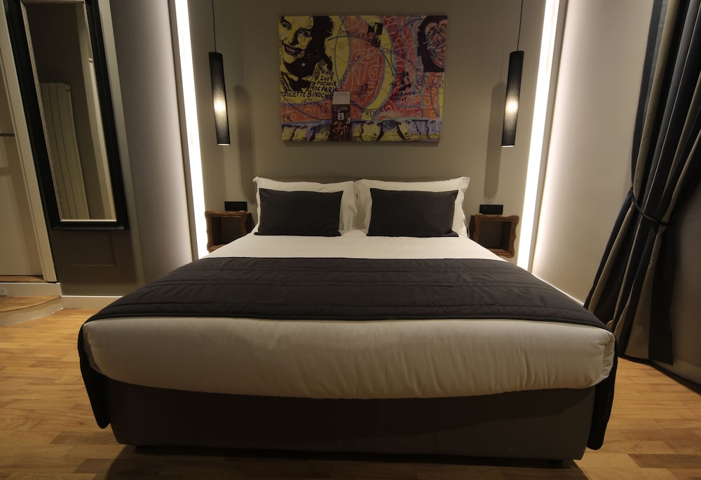 ROOM, DOUBLE BED