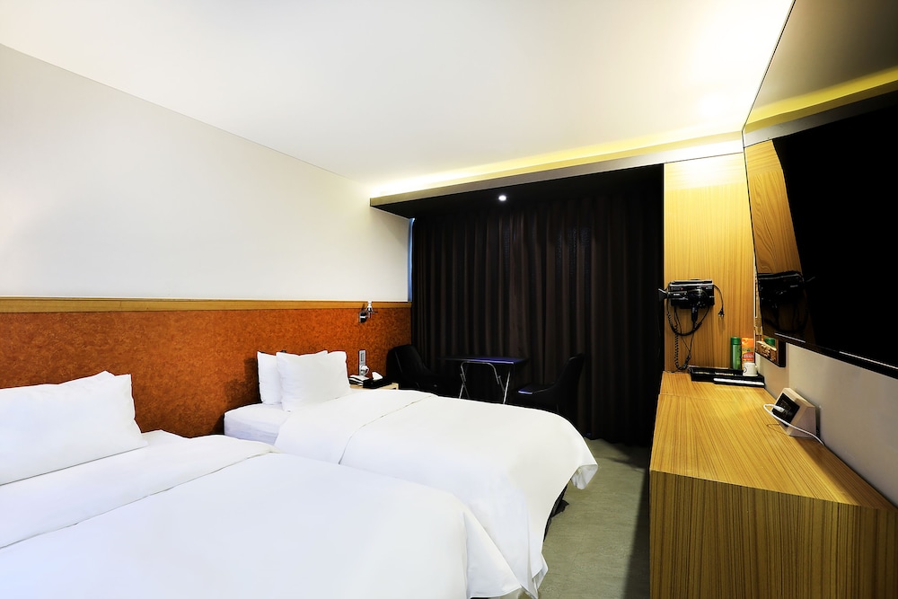 CS Avenue Hotel 10/75