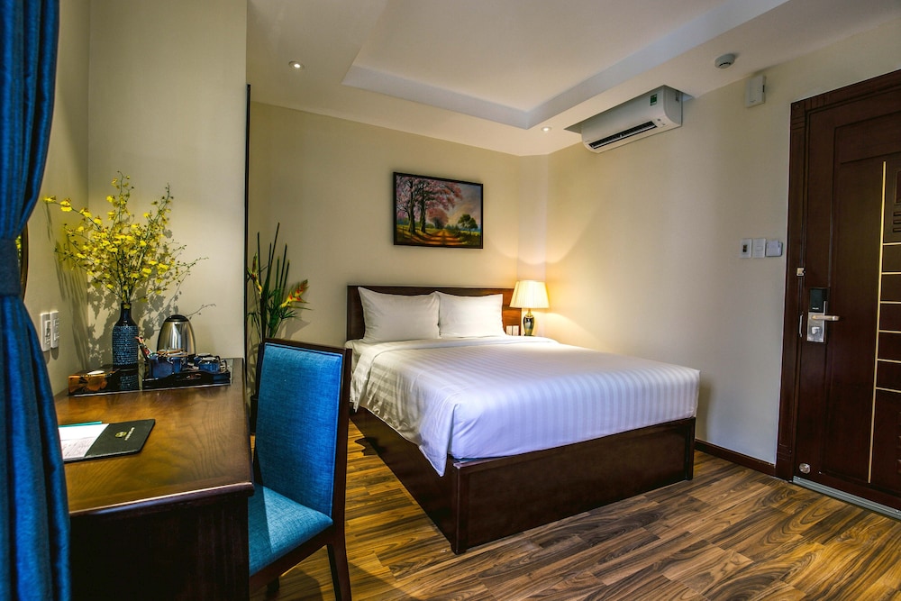 DELUXE, DOUBLE BED, NO WINDOW