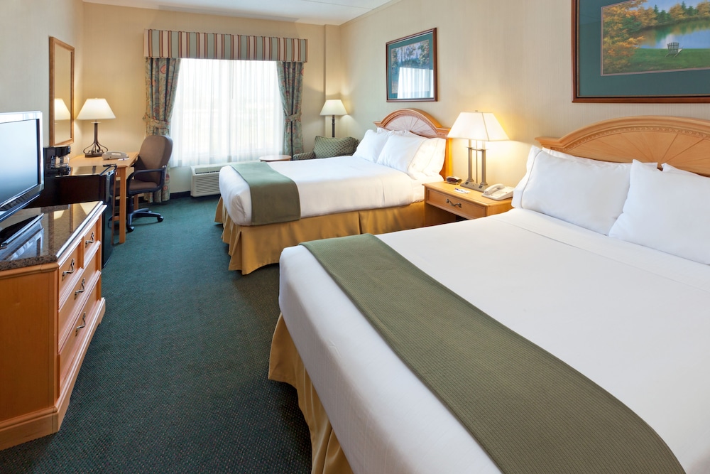 Holiday Inn Express Hotel Amp Suites Watertown Thousand Island 17/56