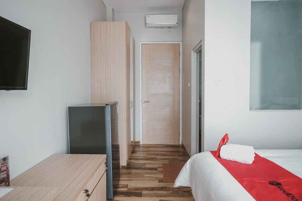 RedDoorz Plus at Karet Pedurenan 3 14/49