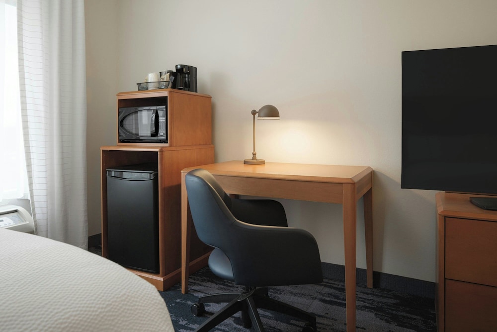 Fairfield Inn Suites By Marriott Louisville East 45/50