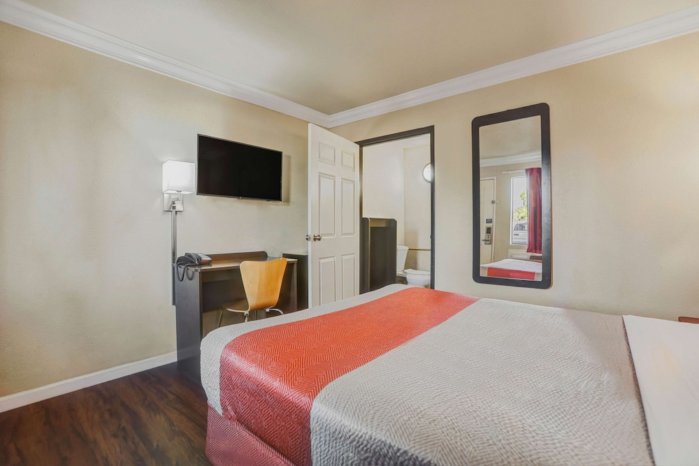 Motel6 Fresno, CA - Belmont Ave 13/39