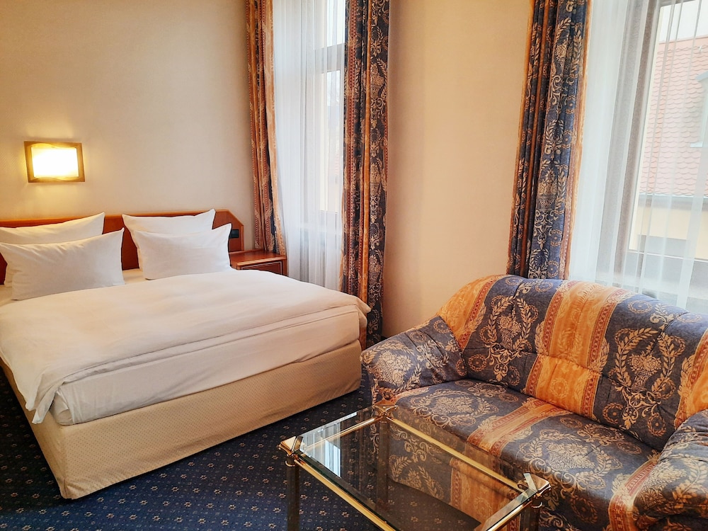 Bayerischer Hof Dresden 34/76