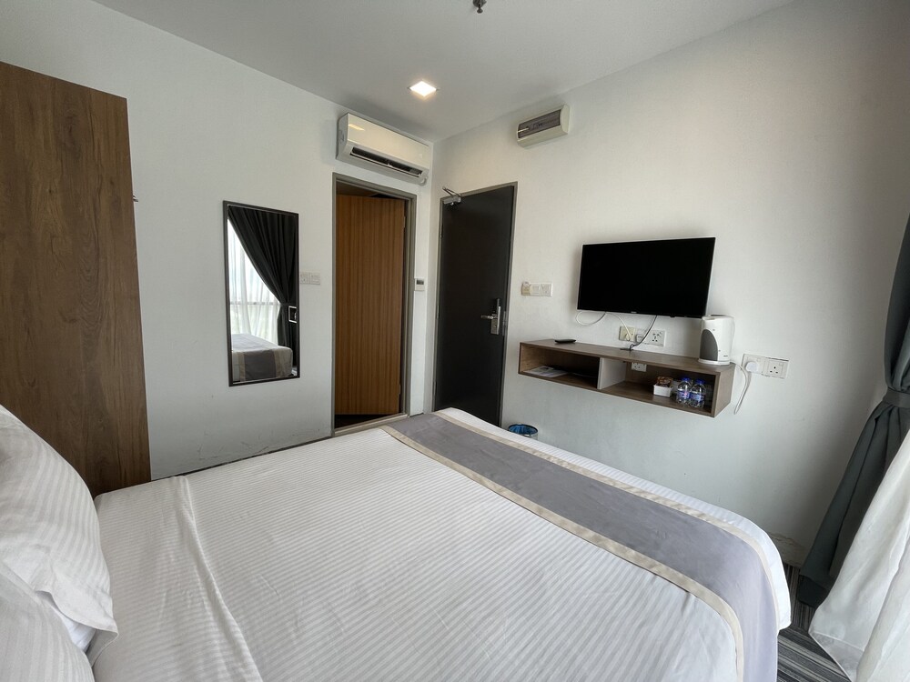 DELUXE, QUEEN BED, TOWER VIEW