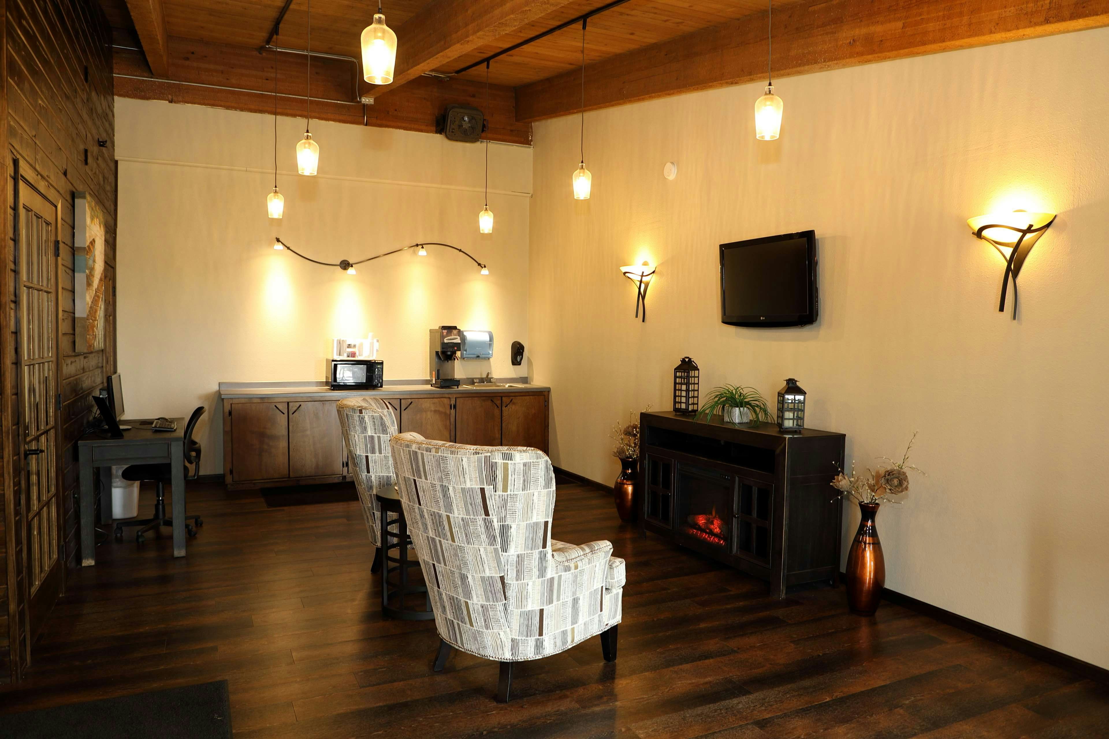 Northern Lights Inn Rugby 6/19