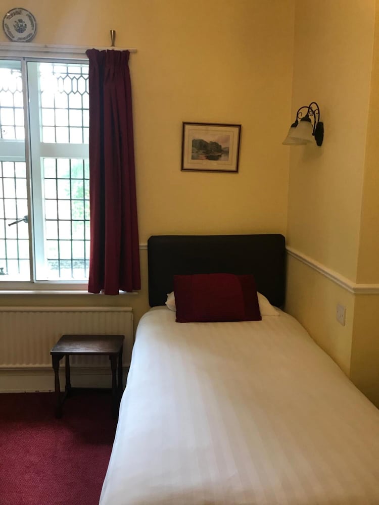 Barons Court Hotel 11/72