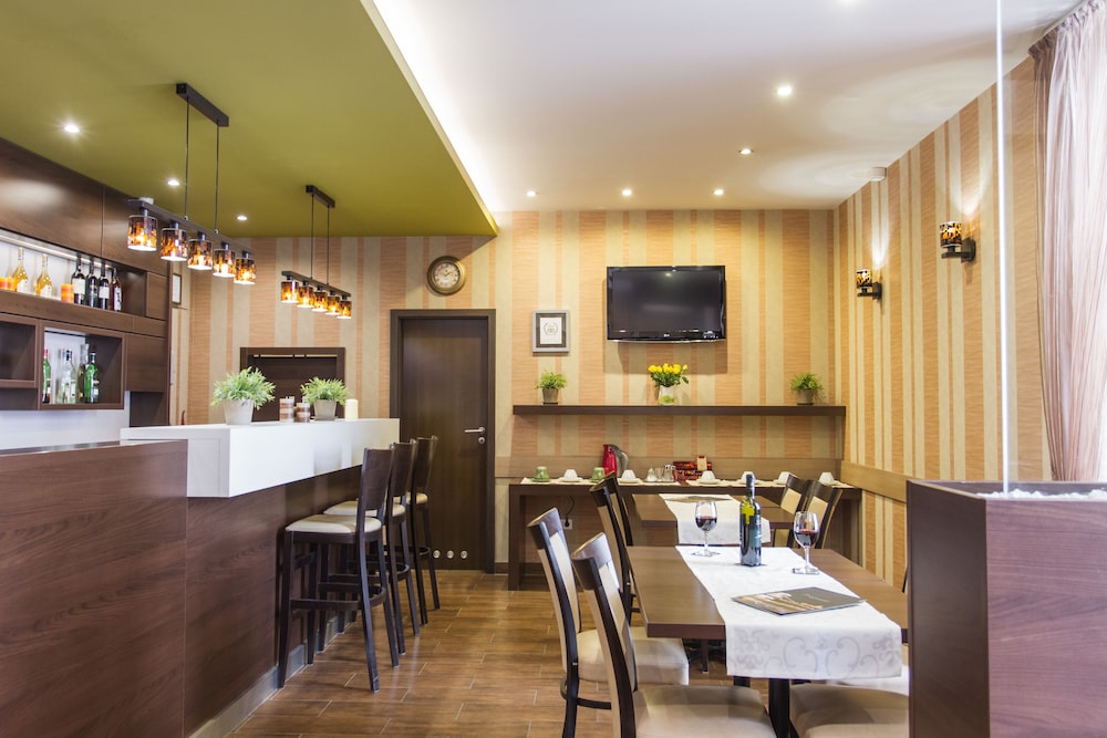 Central Hotel 21 45/54