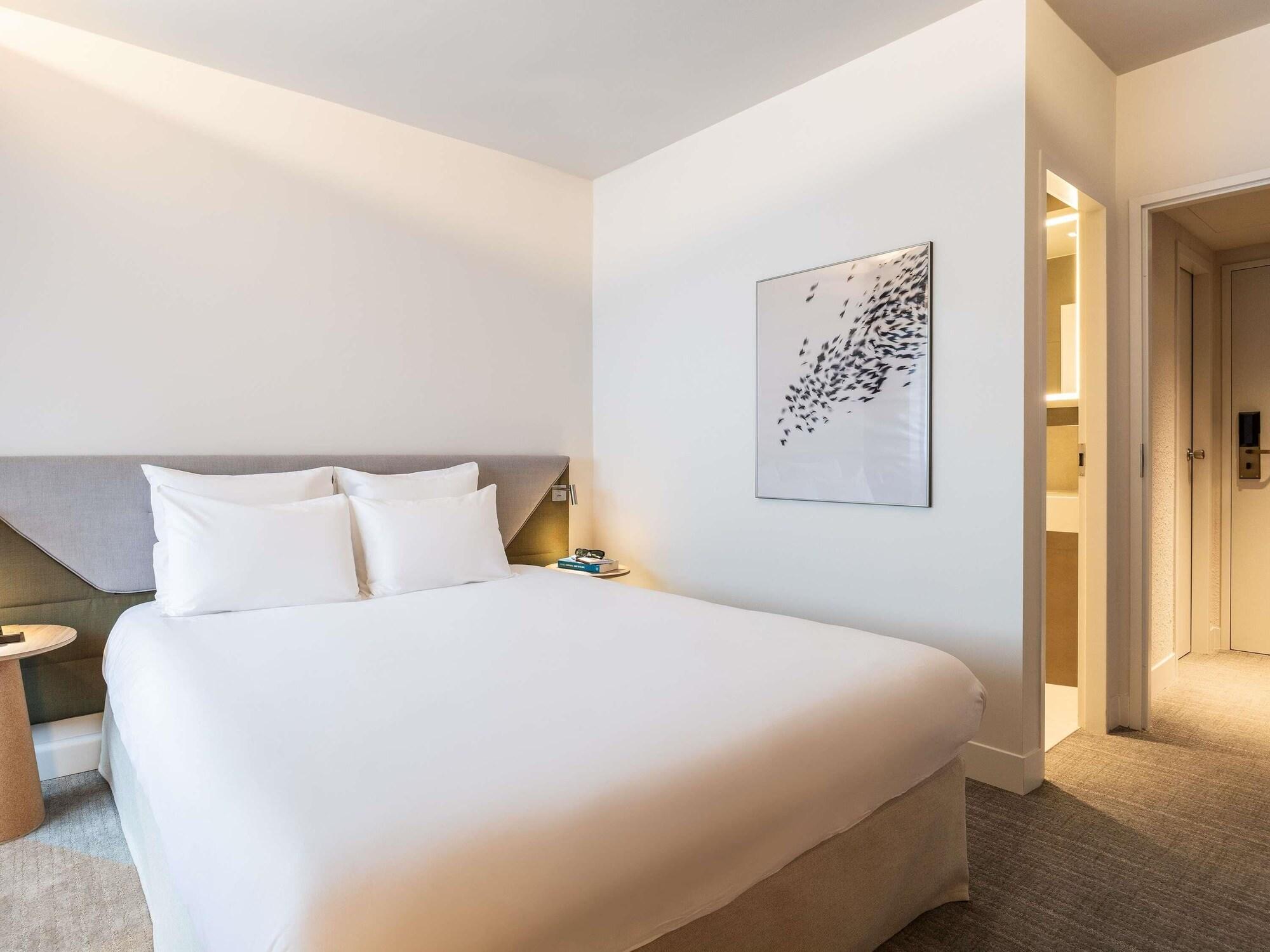 غرفة قياسية بسرير كوين مع أريكة، Novotel Brugge Centrum 2/13