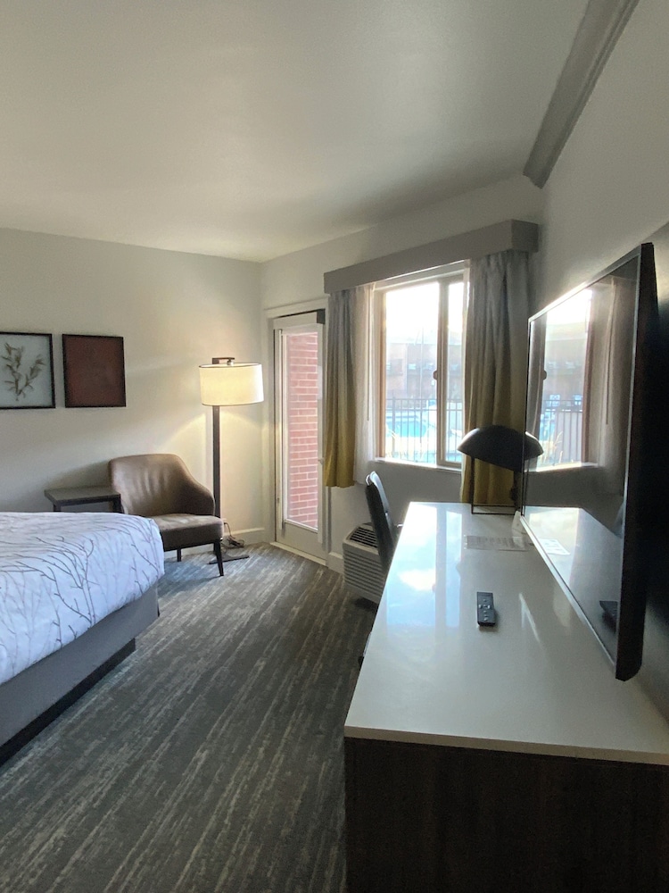 Standard, 2 Queen Beds, Pool Side, Patio