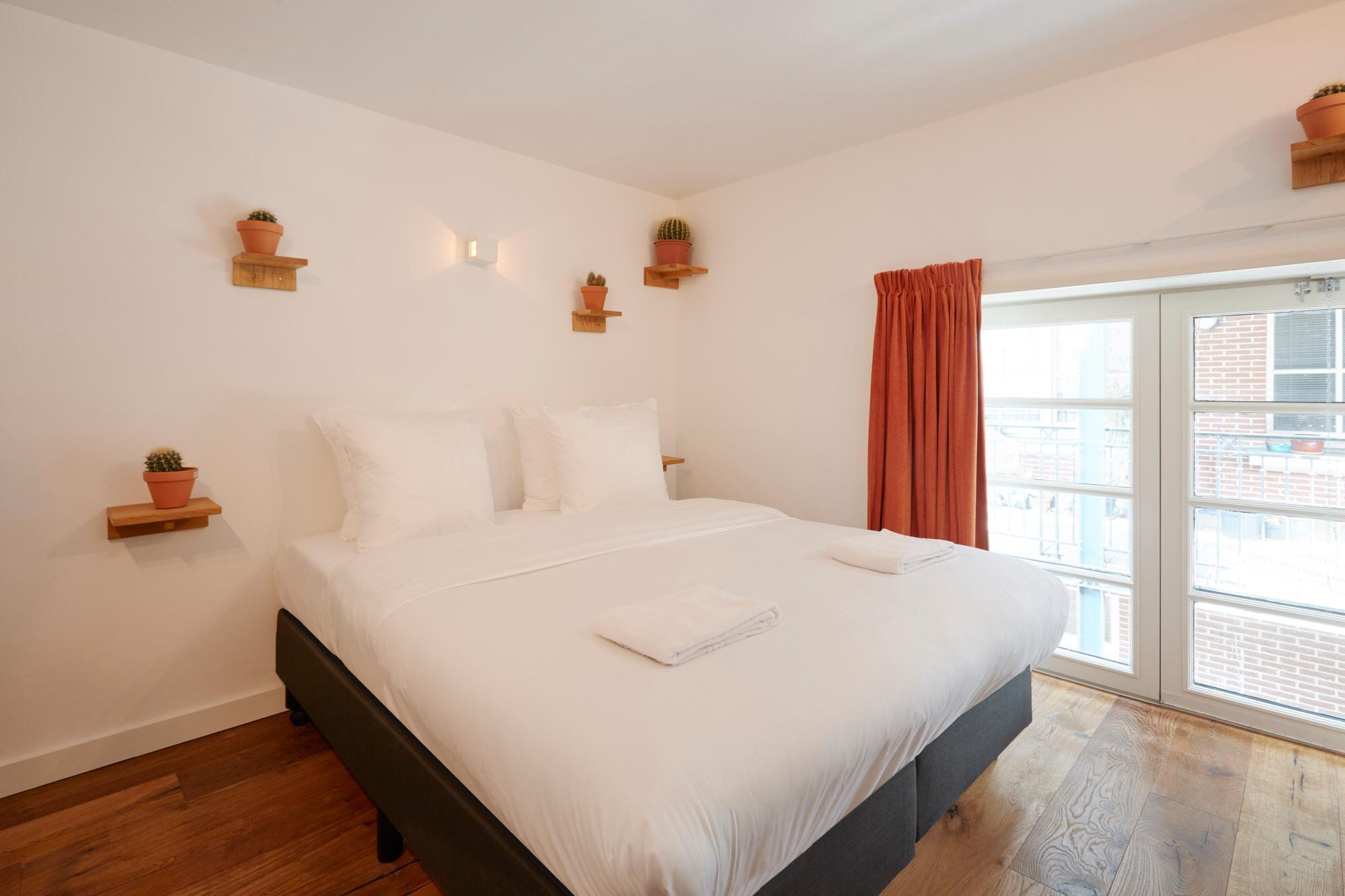 House, Queen Bed, Shared Bathroom