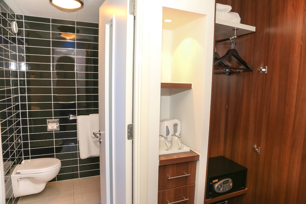 Holiday Inn Express London Heathrow T5 36/70