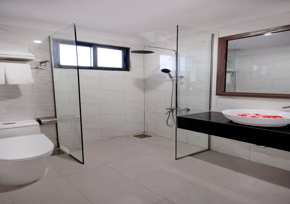 Mega Light Hotel 42/43
