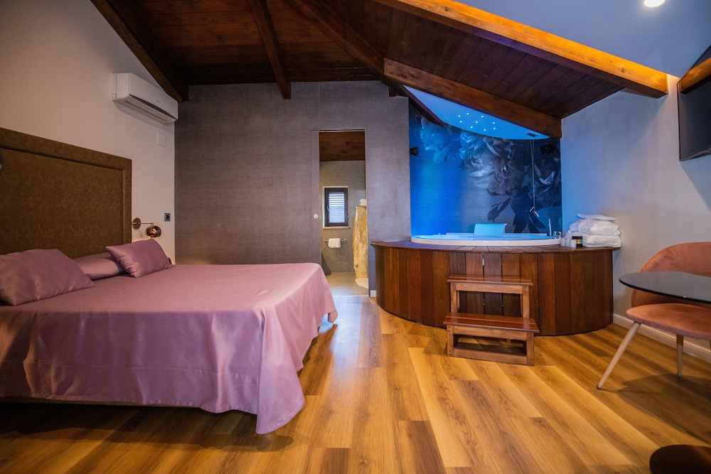 SUITE, KING BED
