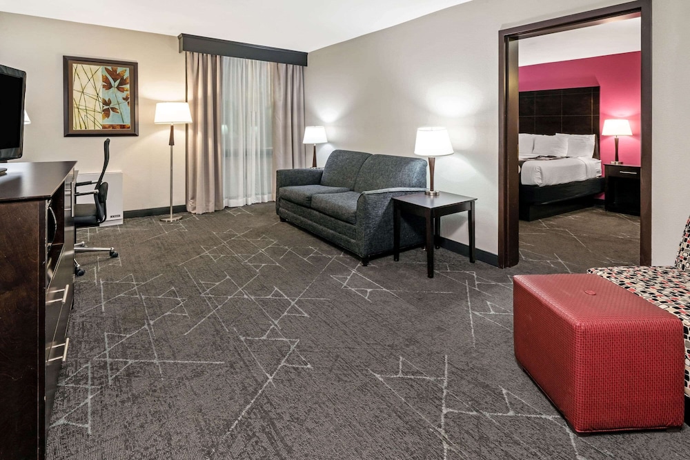 La Quinta Inn & Suites by Wyndham Dallas I-35 Walnut Hill Ln 36/46