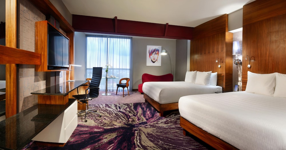 DELUXE, 2 QUEEN BEDS