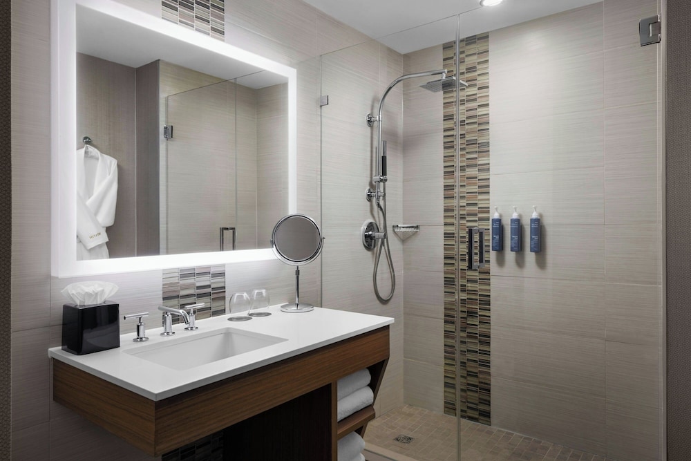 غرفة تقليدية بسرير كينج، The Westin Calgary Airport 4/7