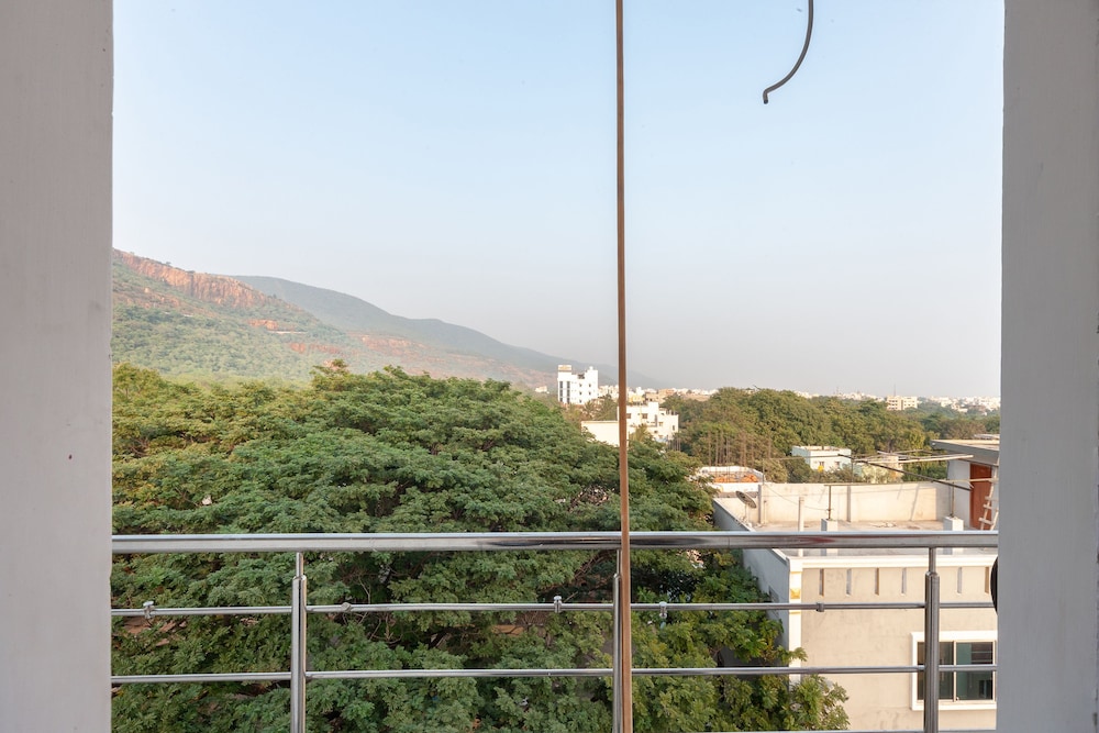 Oyo 27775 Hotel Srinivasa Residency 25/26