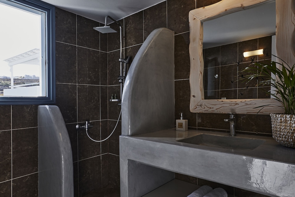ATHIRI HOTEL 50/50