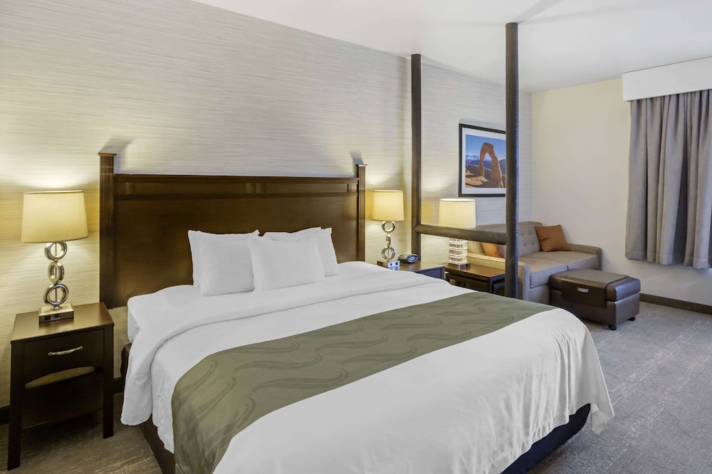 SUITE, KING BED, ACCESSIBLE