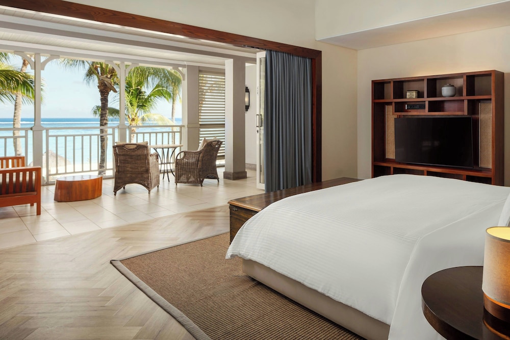 Heritage, Junior Suite, King Bed, Sofa, Balcony