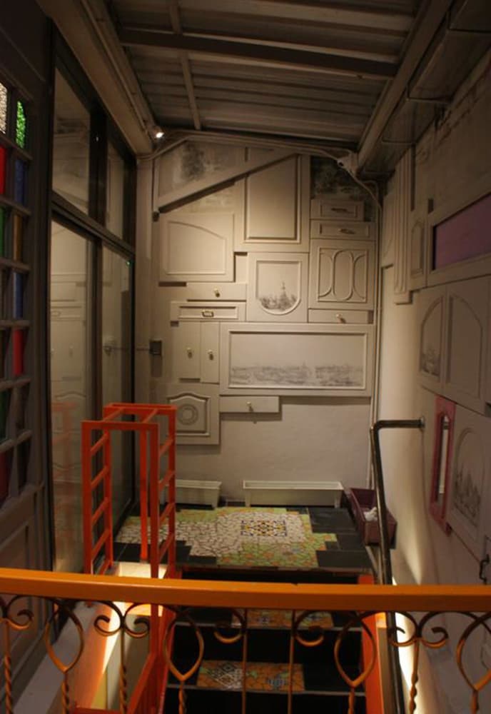 Merge Hostel 48/53
