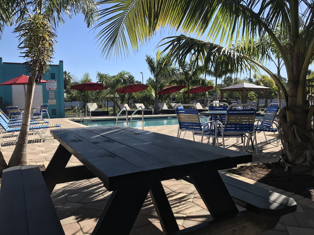 Days Inn by Wyndham Sarasota Bay 28/34