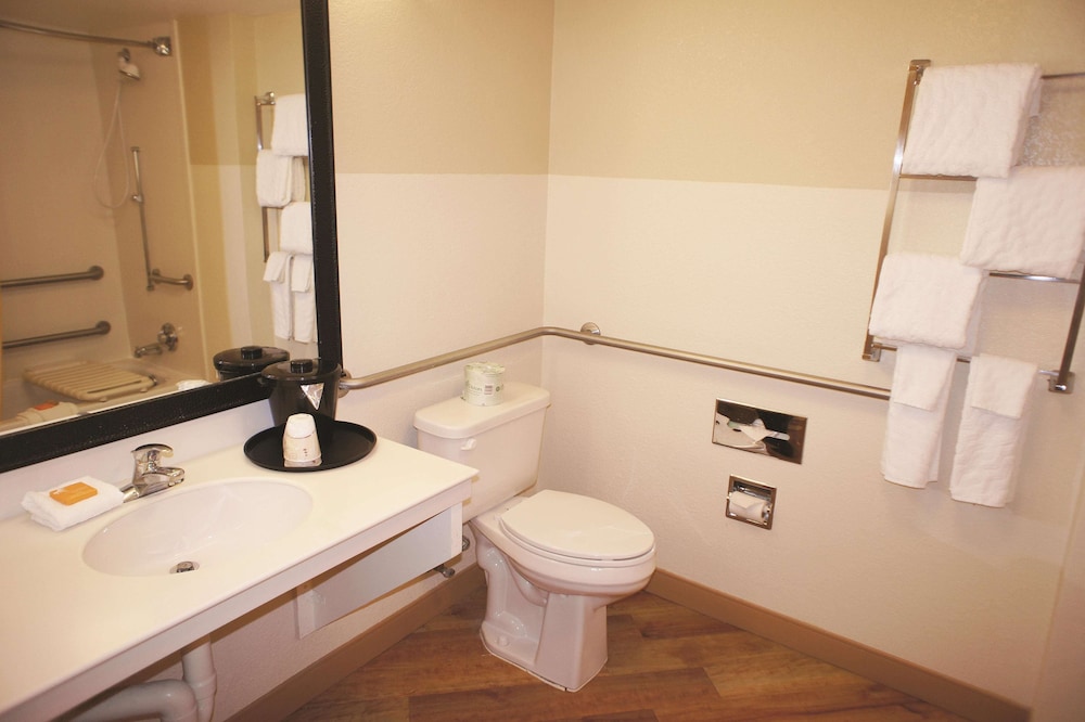 La Quinta Inn & Suites by Wyndham Raleigh Cary 23/44
