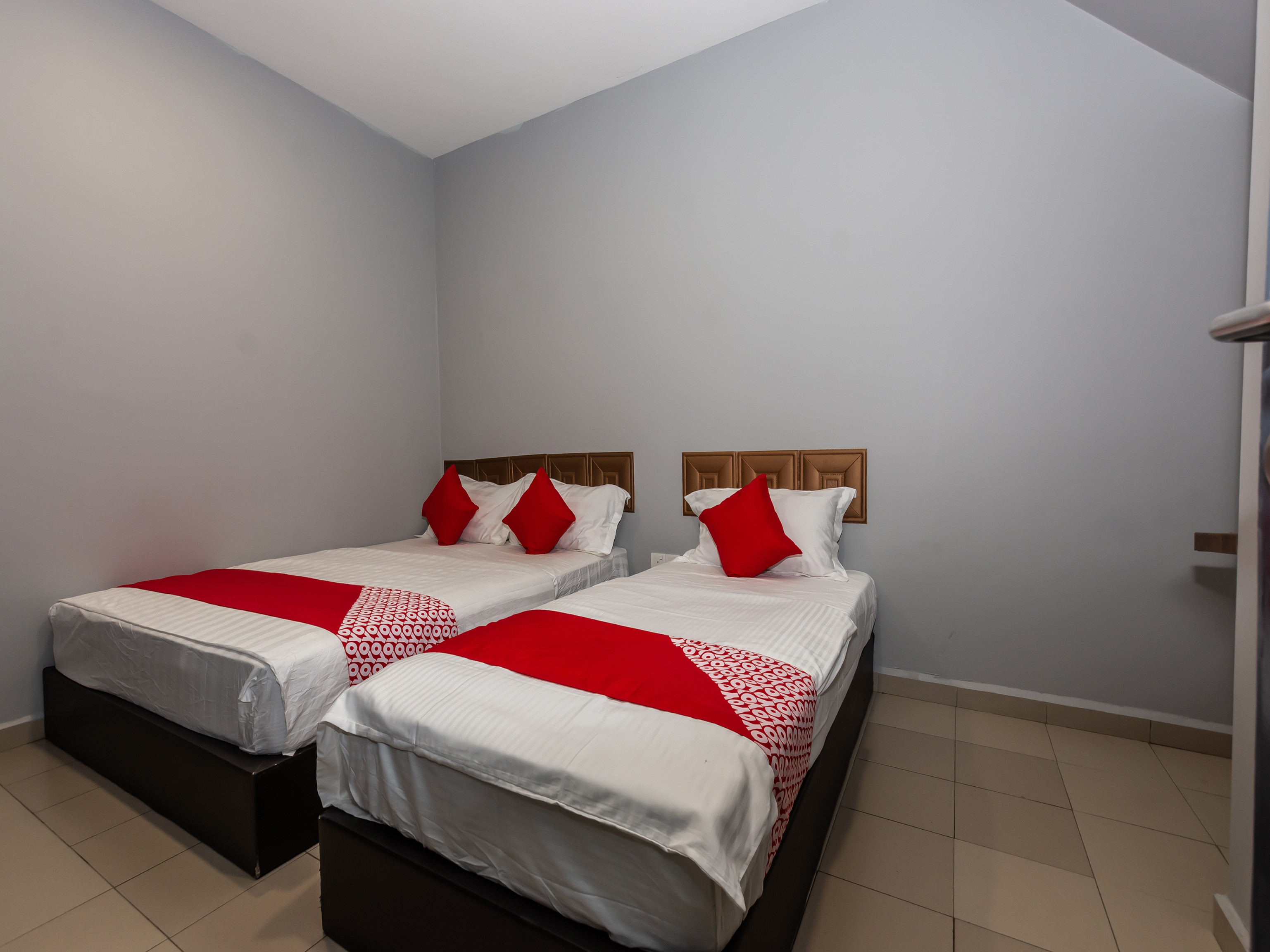 جناح سوبيريور، Oyo 1184 Ho Hotel 2/3