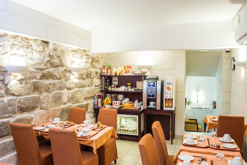 Austin's Arts et Metiers Hotel 49/61