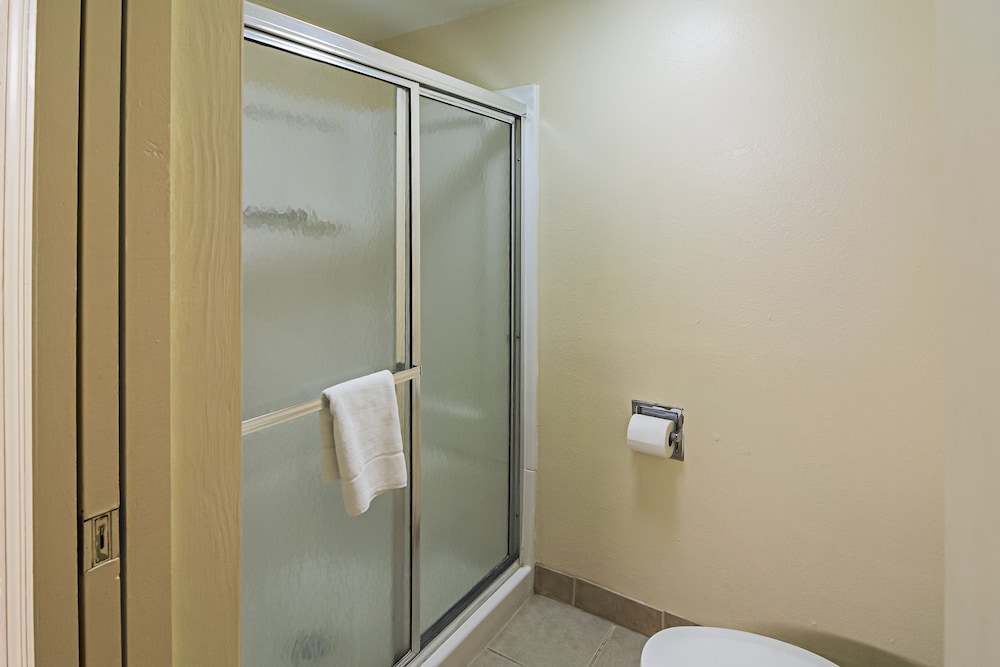 Red Roof Inn & Suites Fayetteville - Fort Bragg 12/27