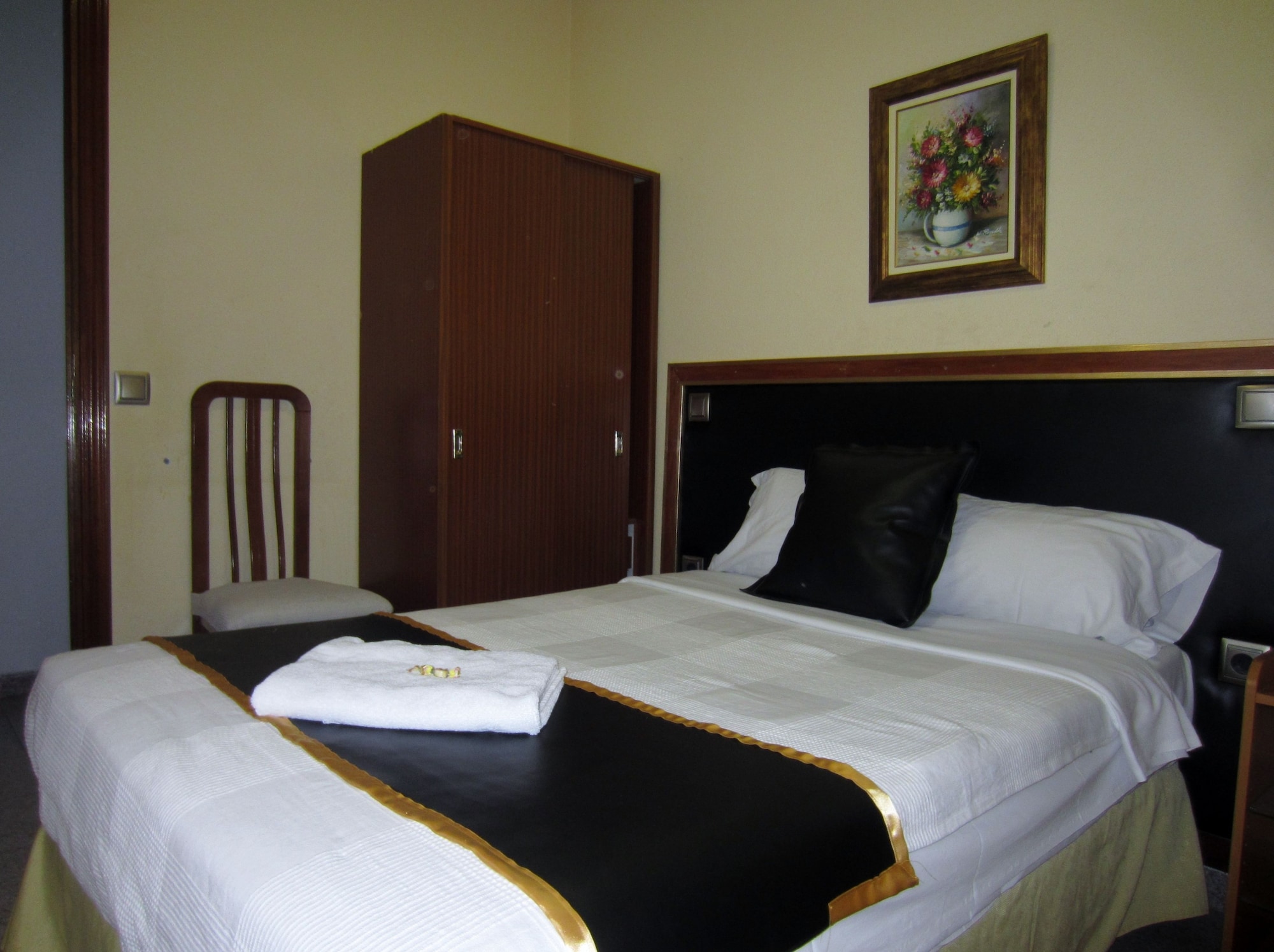 ROOM, SINGLE
