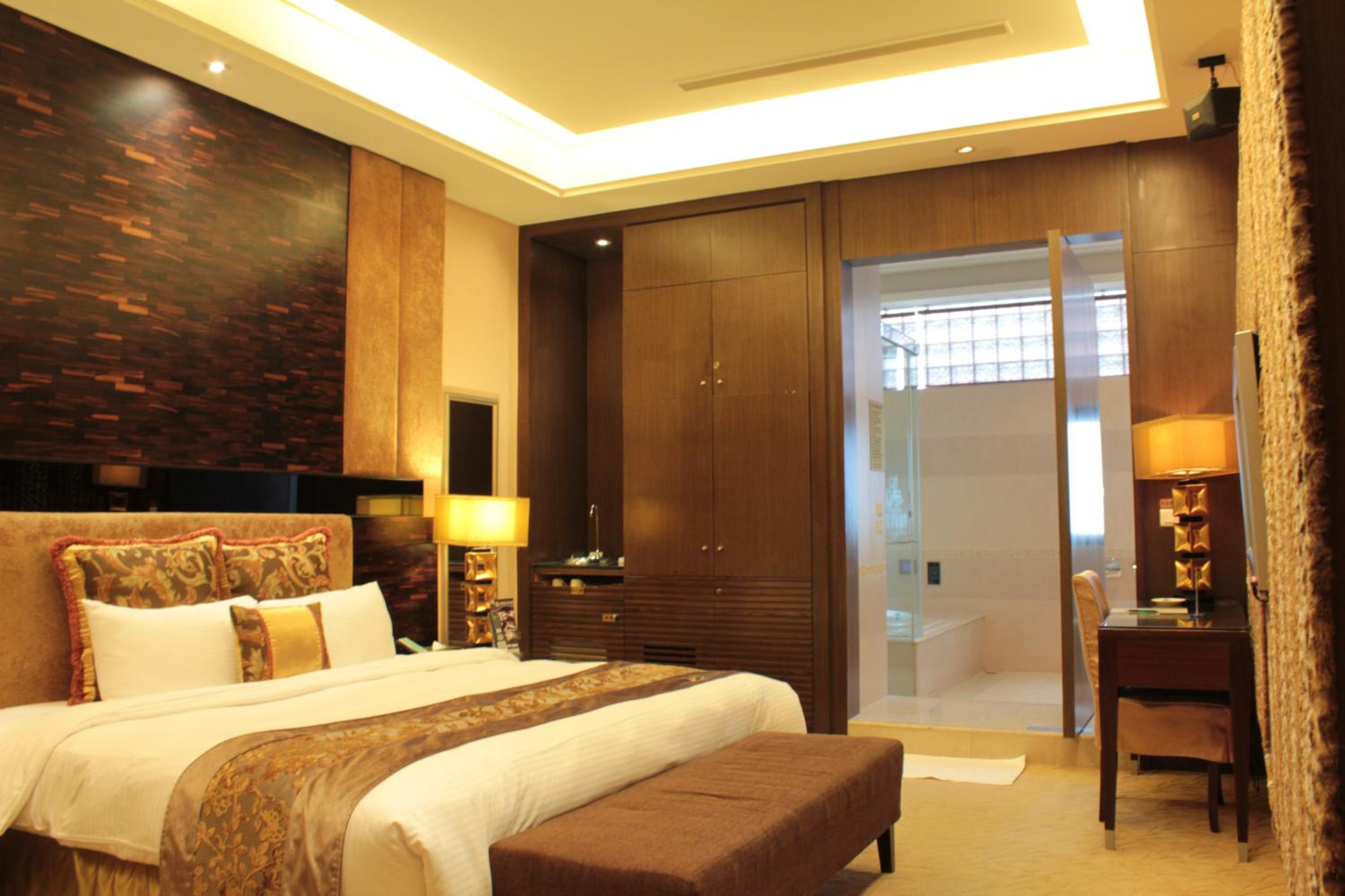 Business, Suite, Queen Bed