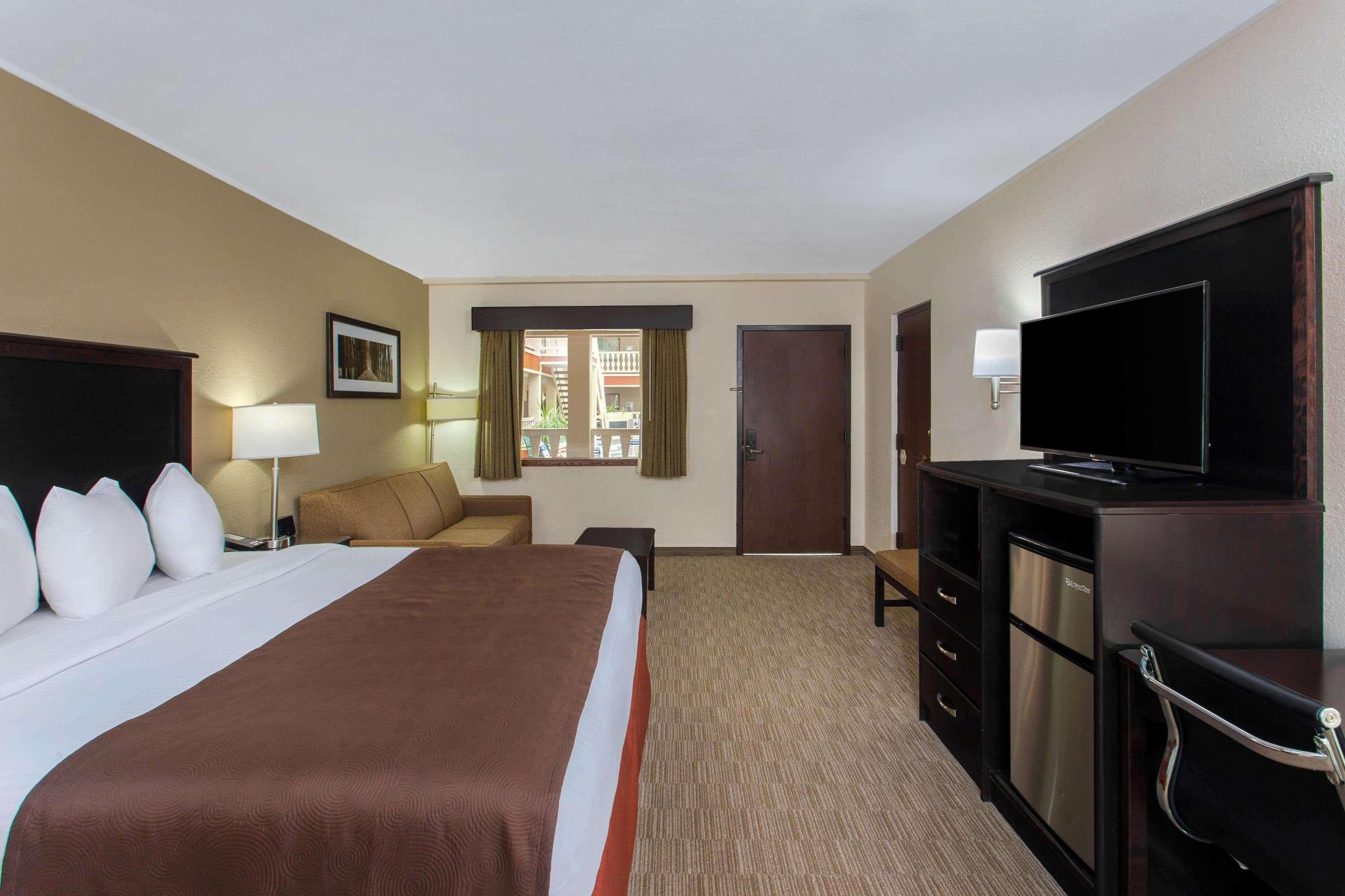 Room, King Bed, Pool Side, Main Floor