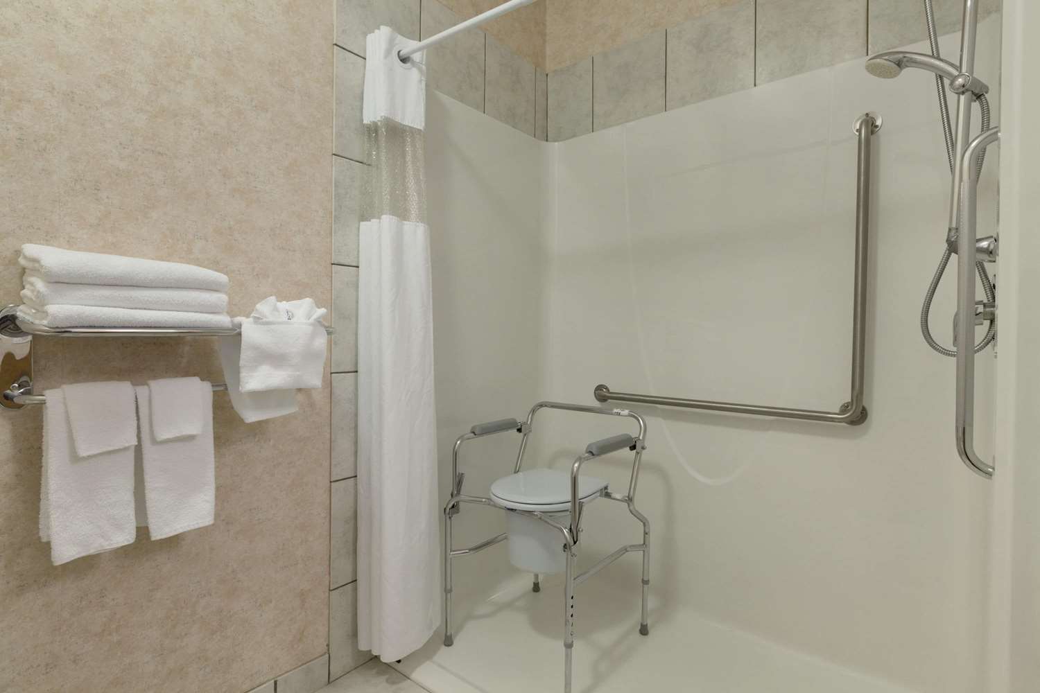 Days Inn by Wyndham Penticton Conference Centre 40/40