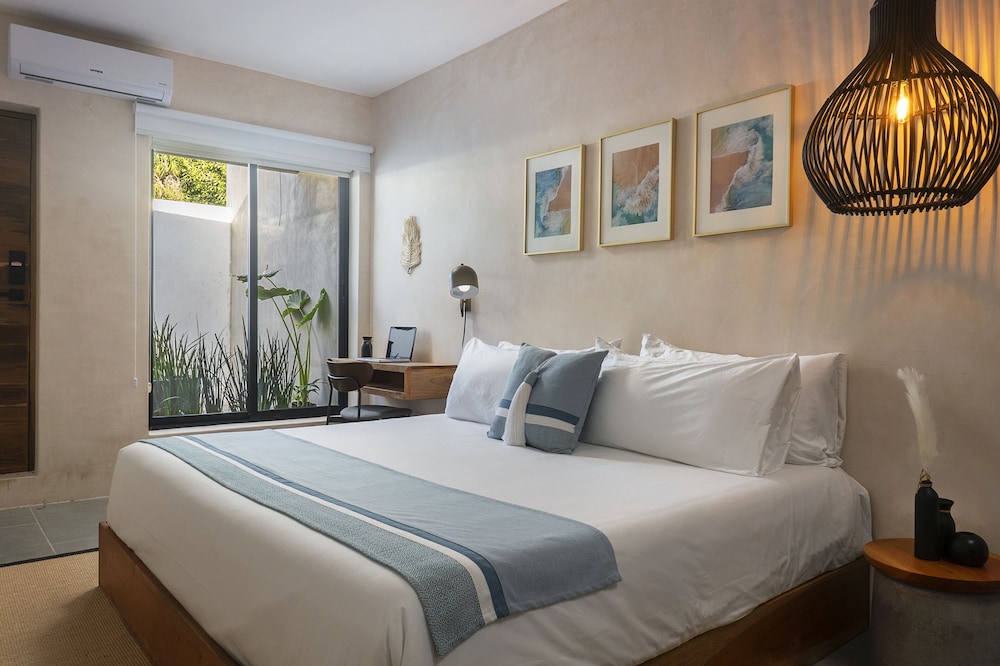 DELUXE, KING BED