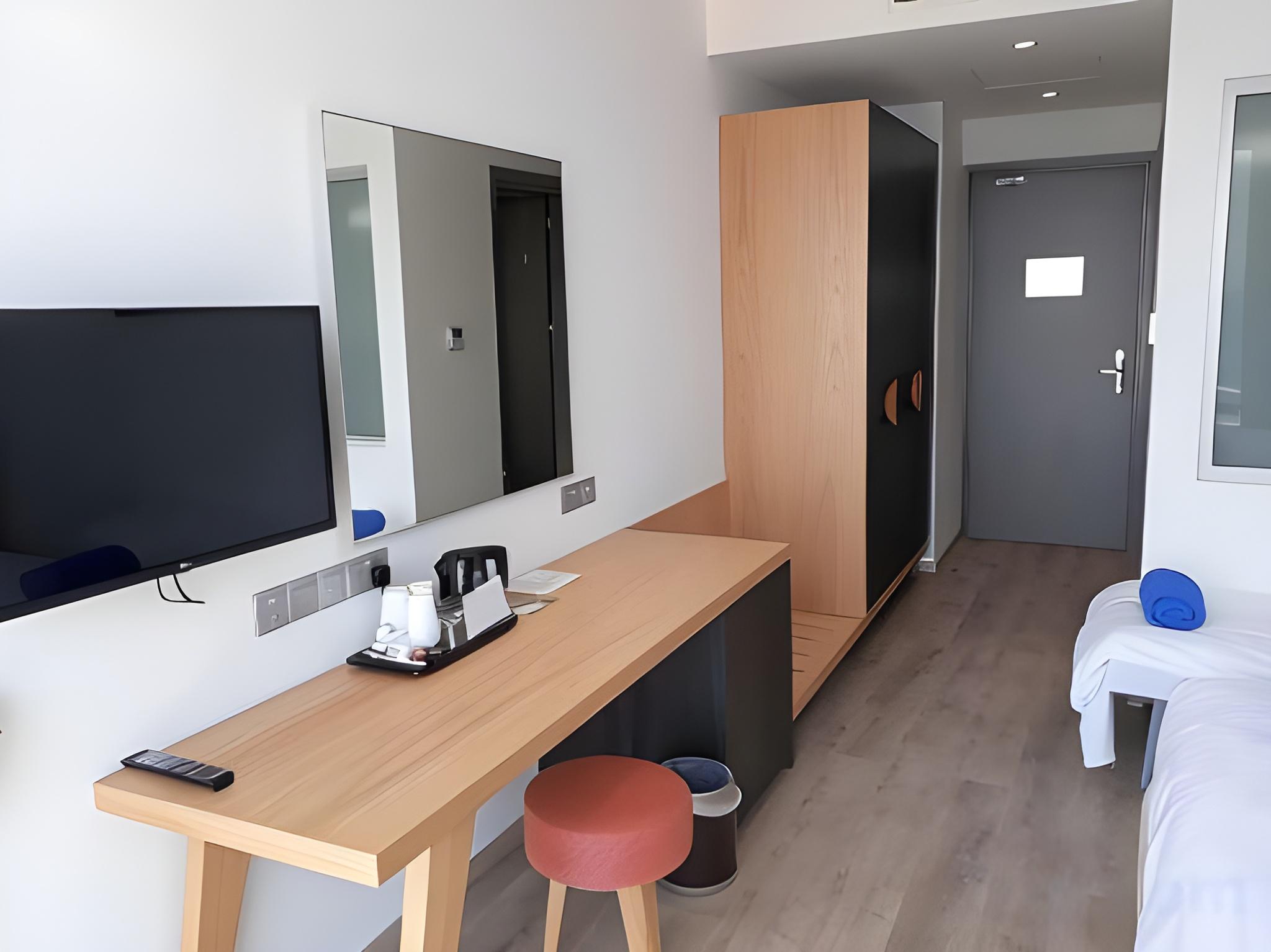 ROOM, SINGLE