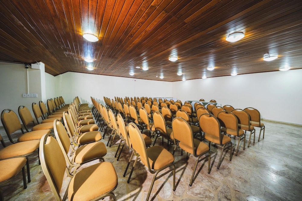 Hotel Golden Park Curitiba by Nacional Inn 90/97
