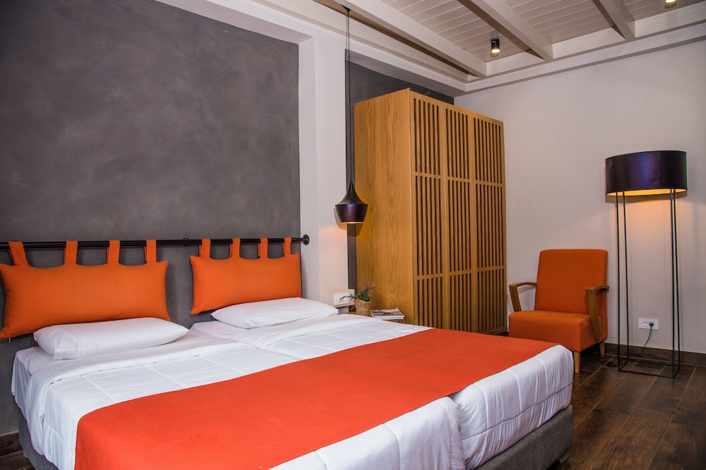 Elia Bettolo Hotel 12/69