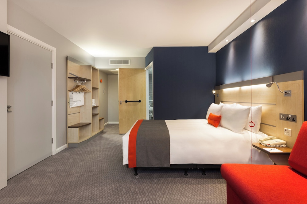 Holiday Inn Express Watford Junction 13/68
