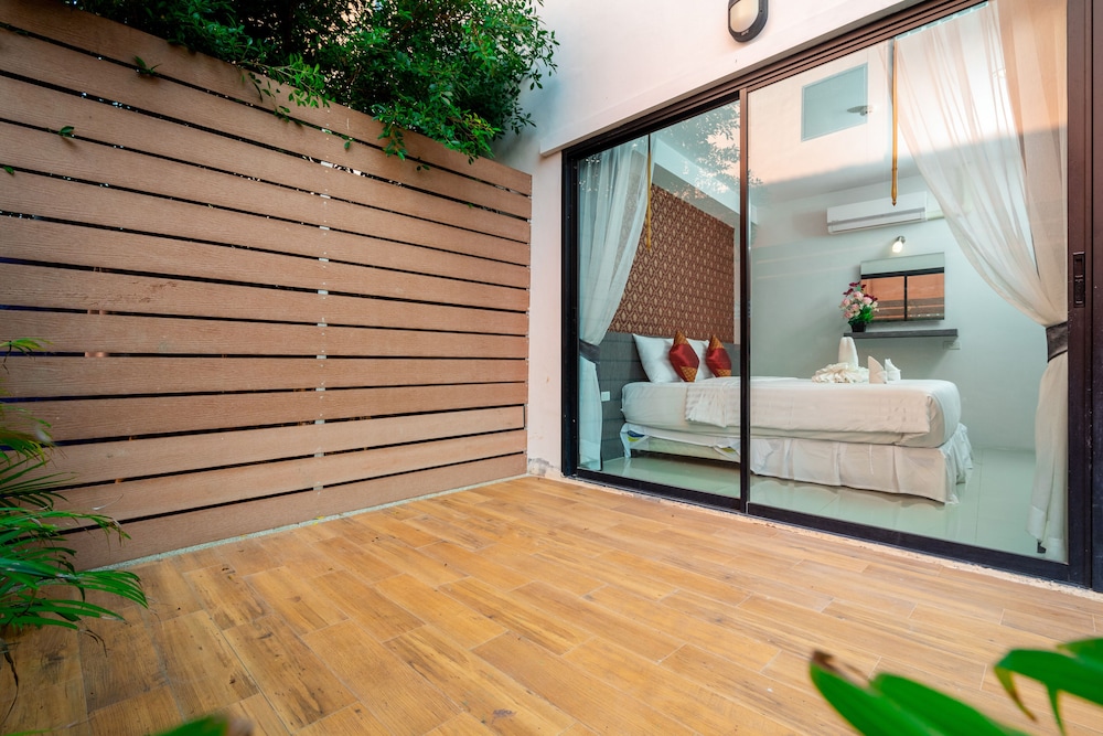 The Thames Pool Access Resort 29/50