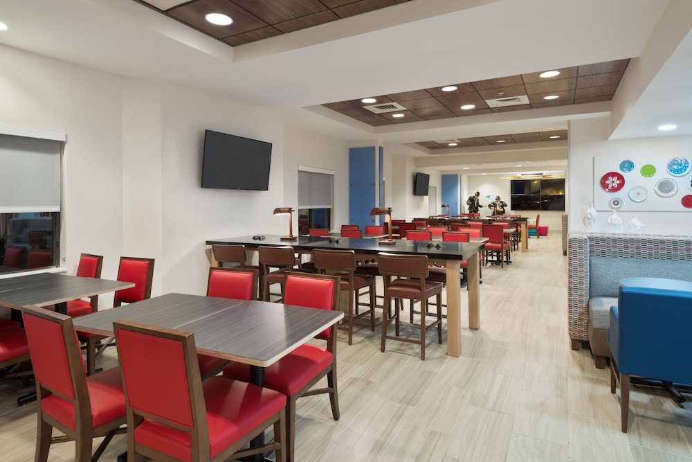 Holiday Inn Express & Suites Nearest Universal Orlando 42/48
