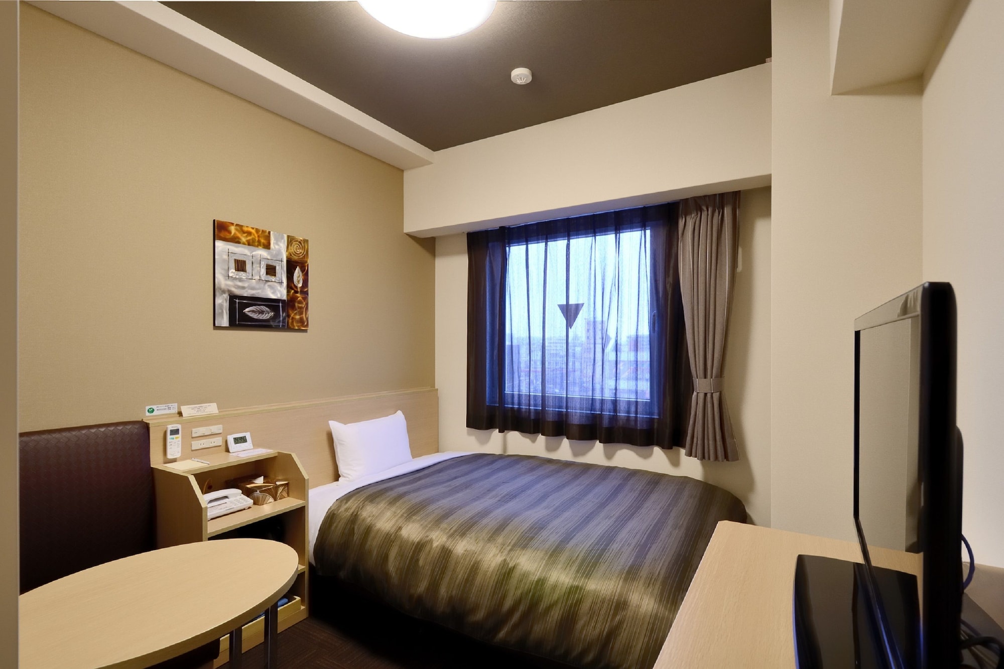 ROOM, SINGLE