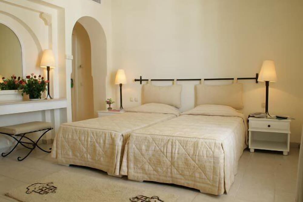 ROOM, DOUBLE BED