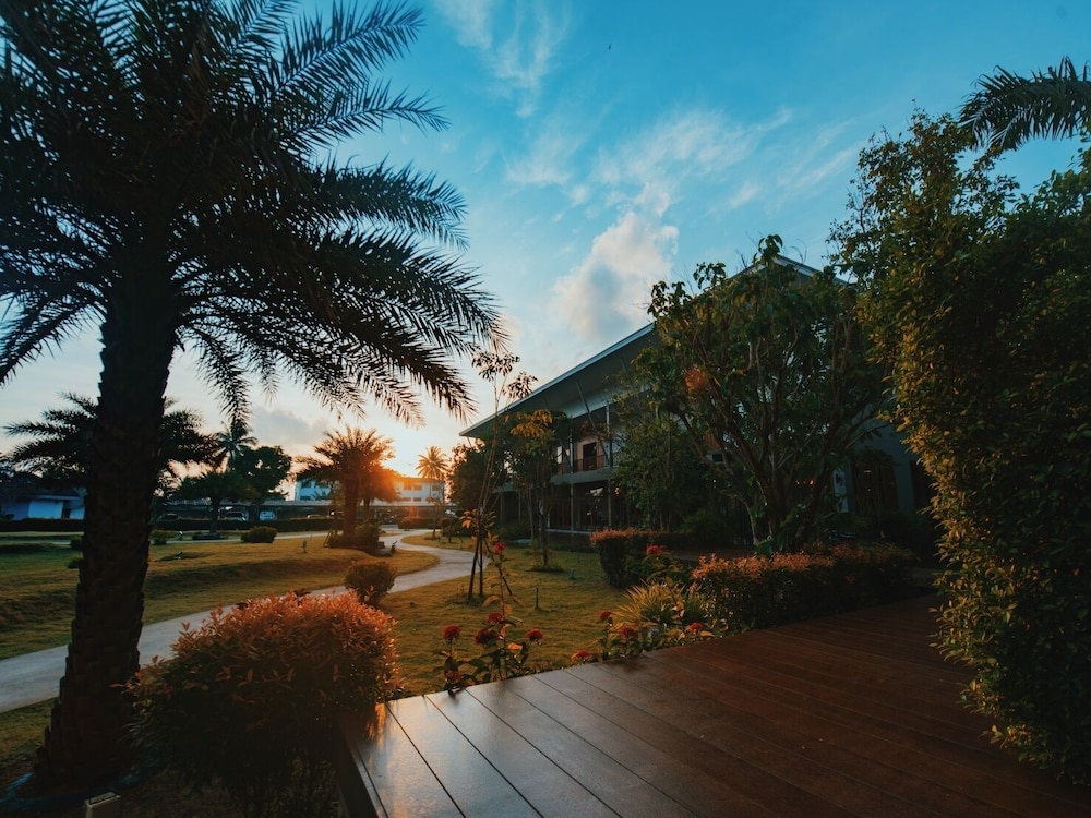 Nana Beach Hotel 75/80