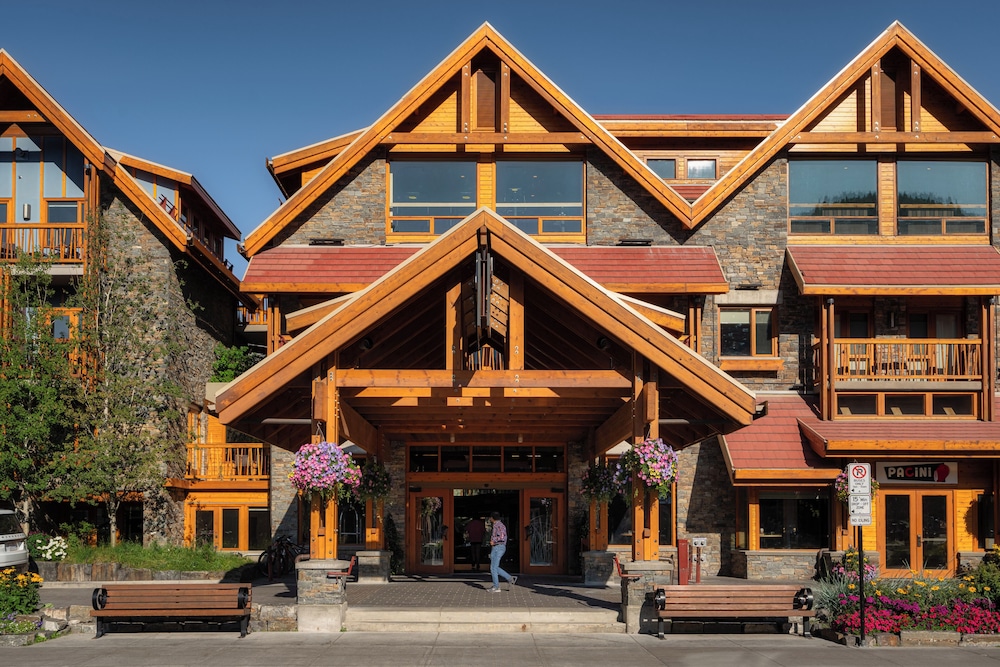 Moose Hotel And Suites 7/66