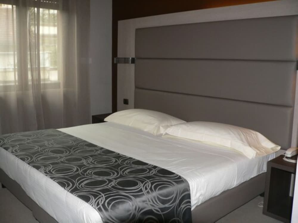 ROOM, DOUBLE BED