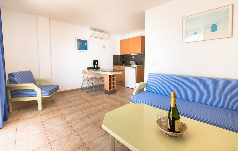 Karina Apartments 15/28