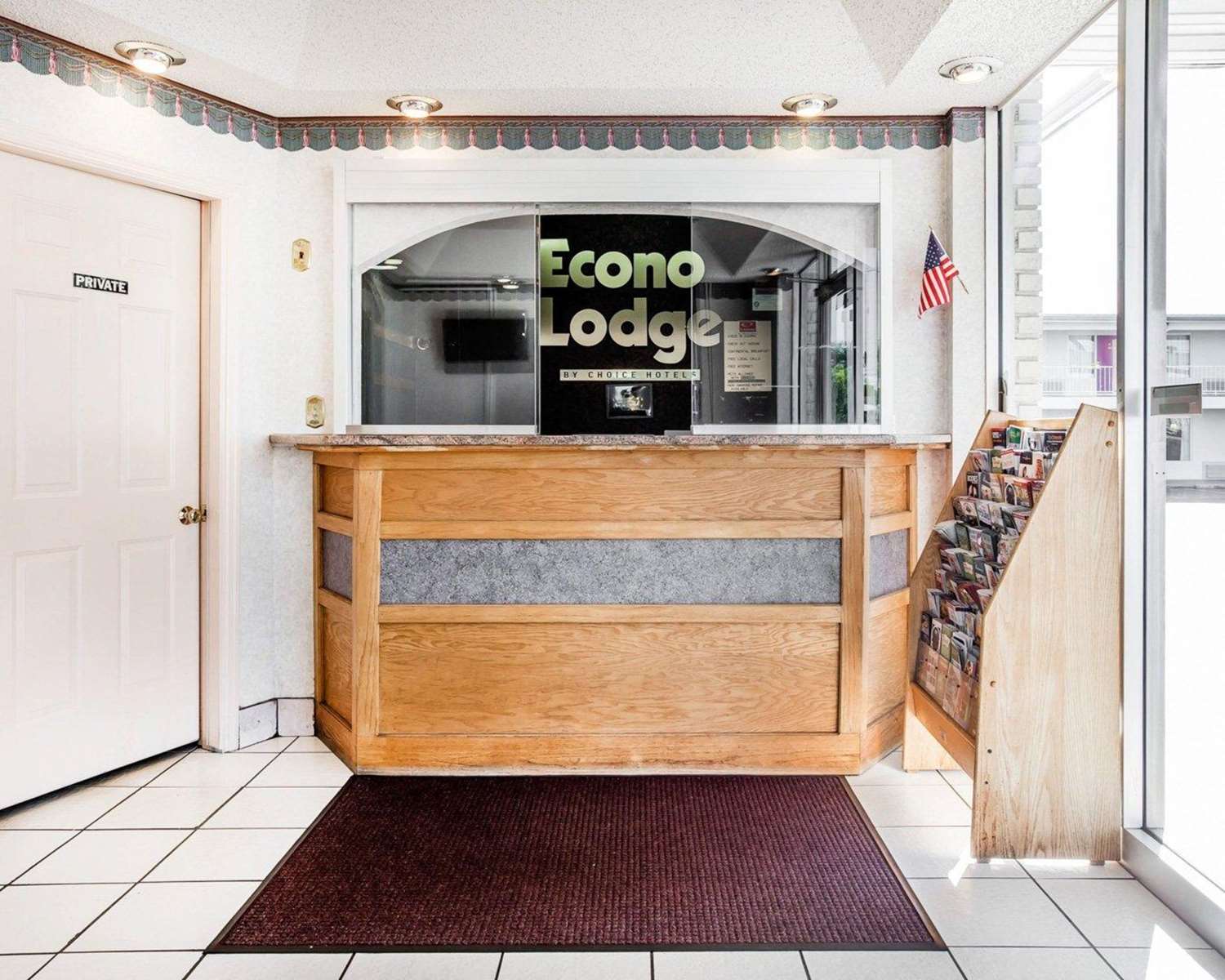 Econo Lodge Mc Donough 8/33