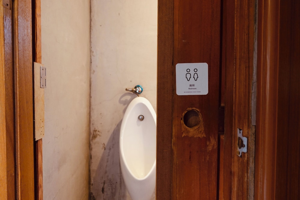 JAPANESE, SINGLE, SHARED BATHROOM